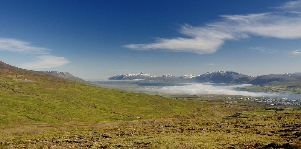 Beim Anstieg zum Hausberg Súlur (ISLAND), hat man einen tollen Blick auf das...