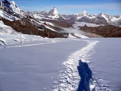 Beim Aufstieg werden die so grossen Berge in Hintergrund immer kleiner.