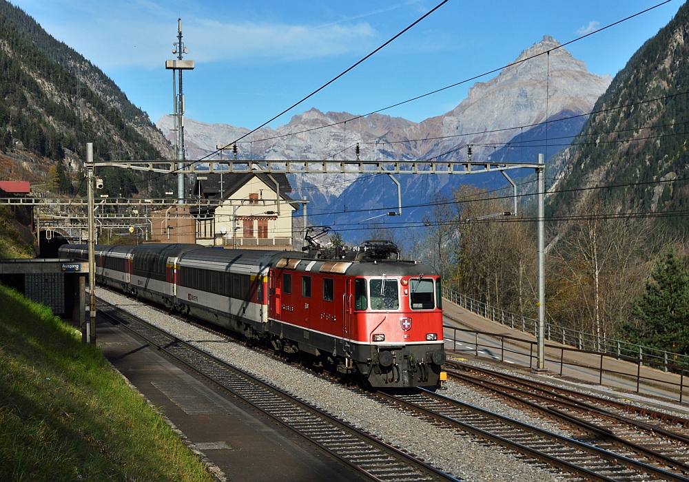 Beim Bahnhof Wassen