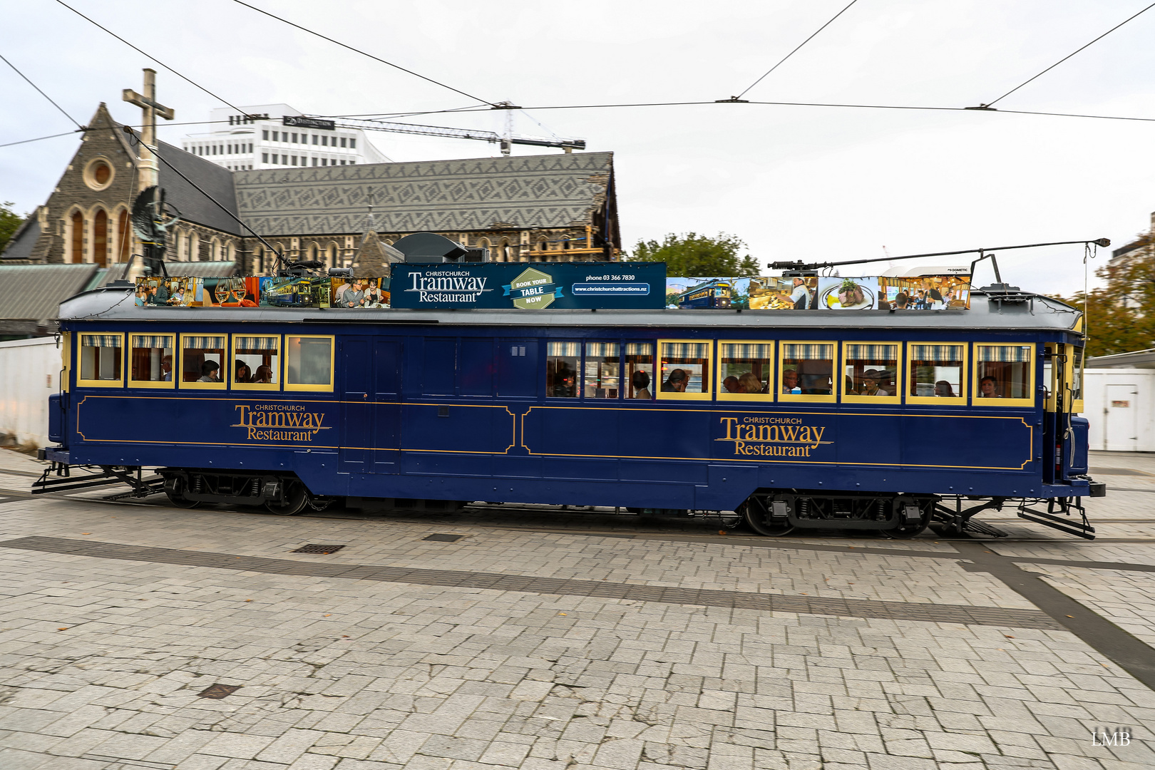 Beim Dinner in der Straßenbahn