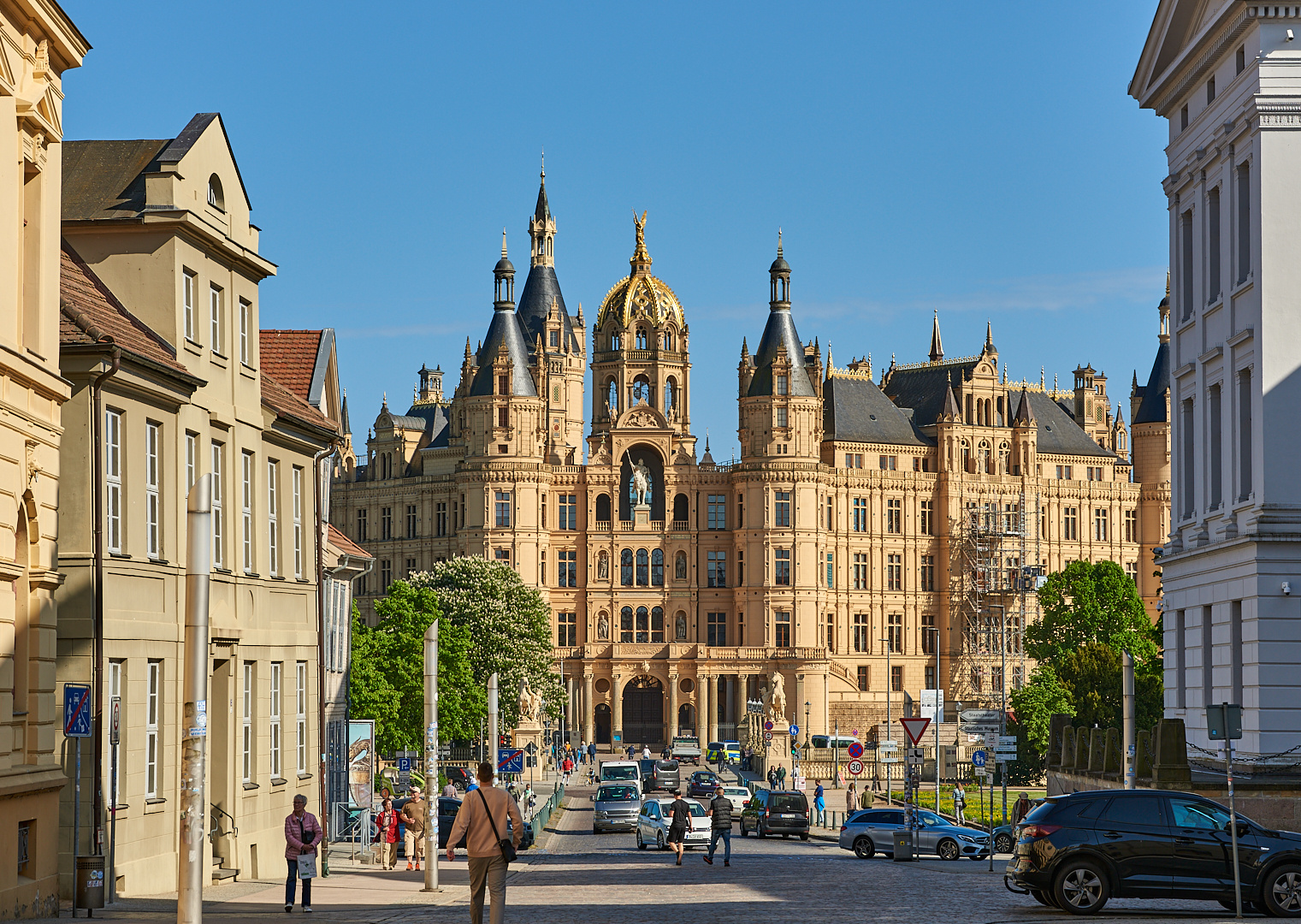 Beim Durchblick durch die Häuser in der Schlossstraße in Schwerin, sehe ich das malerische...