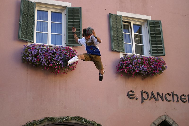 Beim Fensterln erwischt - jetzt aber nix wie weg