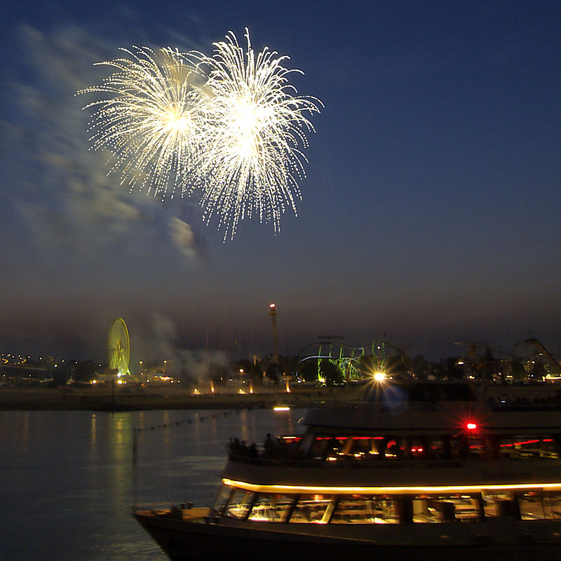 Beim Feuerwerk zur großen Düsseldorfer Kirmes