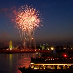 Beim Feuerwerk zur großen Düsseldorfer Kirmes .