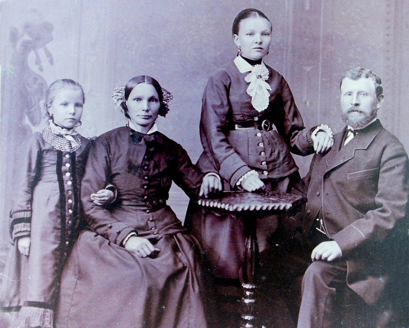 beim Fotografen anno 1880 Foto & Bild menschen, alte fotos, 1880