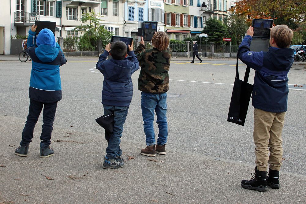 Beim Fotografieren Mit Dem Tablet Foto Bild Street Menschen Kinder Bilder Auf Fotocommunity