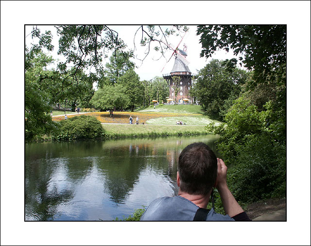 Beim Fotographieren der Mühle am Wall