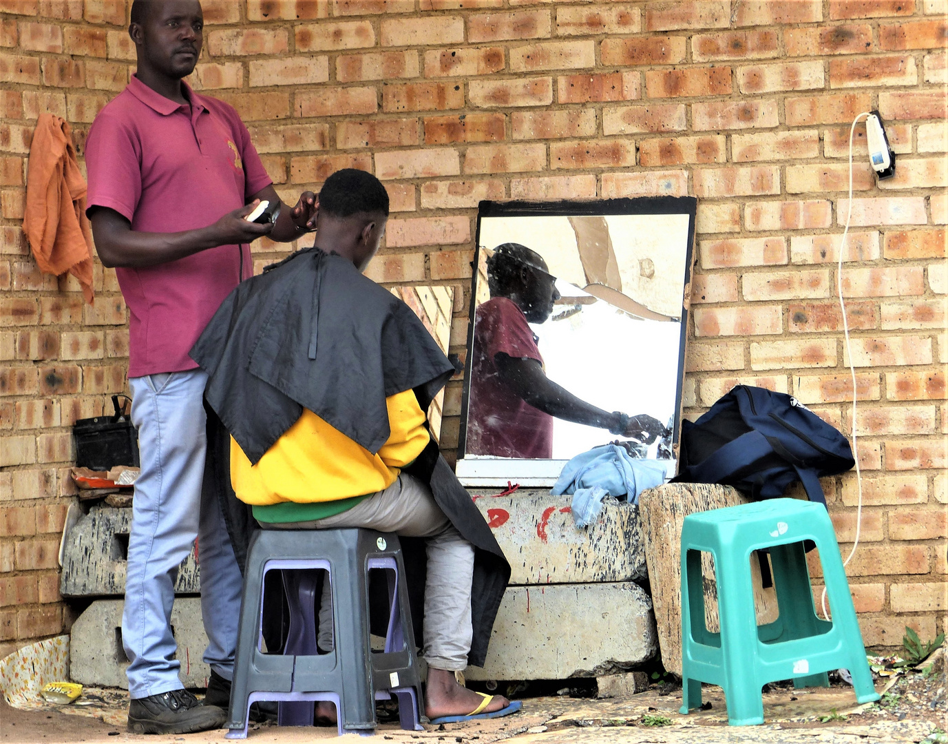Beim Friseur im Township. Südafrika
