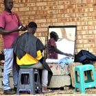 Beim Friseur im Township. Südafrika