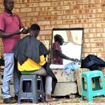 Beim Friseur im Township. Südafrika