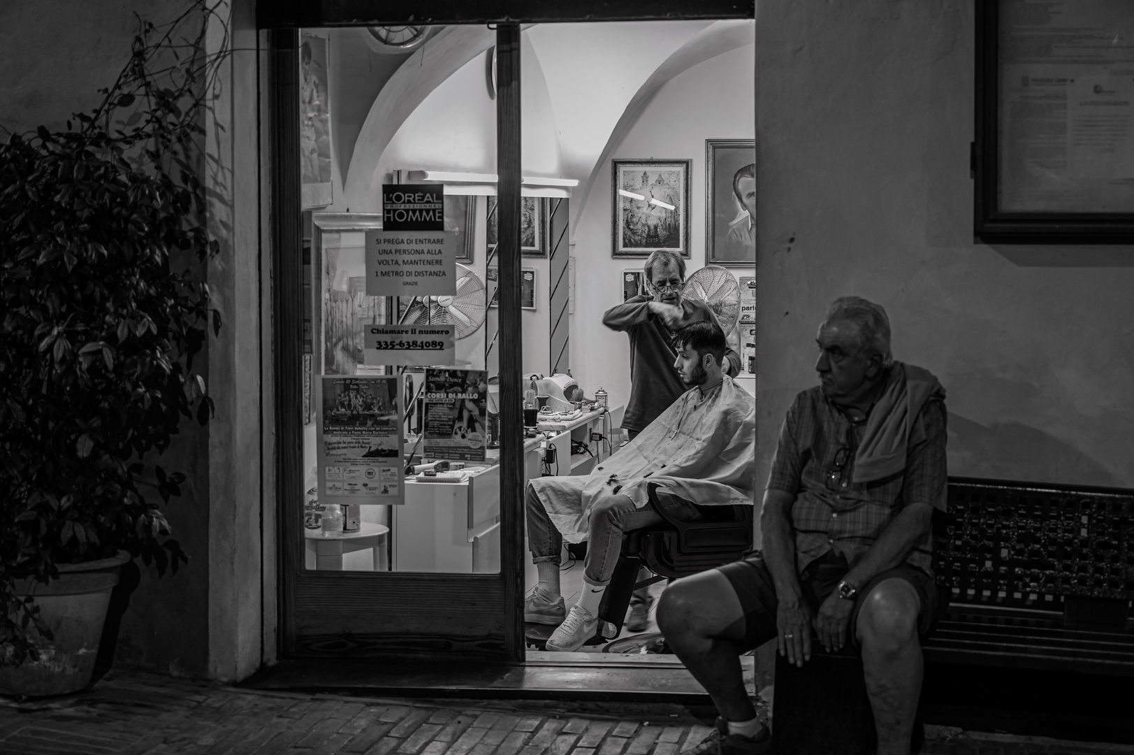 Beim Friseur/ Straßenszene in Umbrien