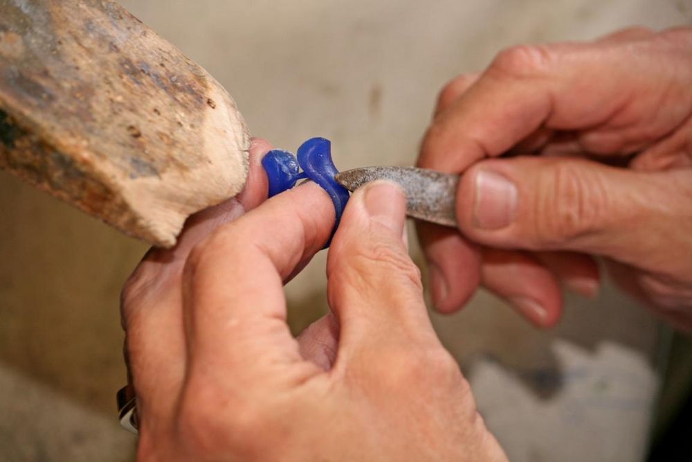 beim Goldschmied- Bearbeiten des Wachsrohlings, aus dem ein Ring gegossen werden soll I