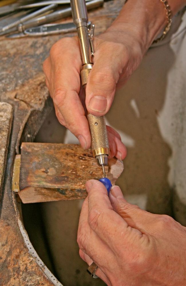 beim Goldschmied- Bearbeiten des Wachsrohlings, aus dem ein Ring gegossen werden soll III