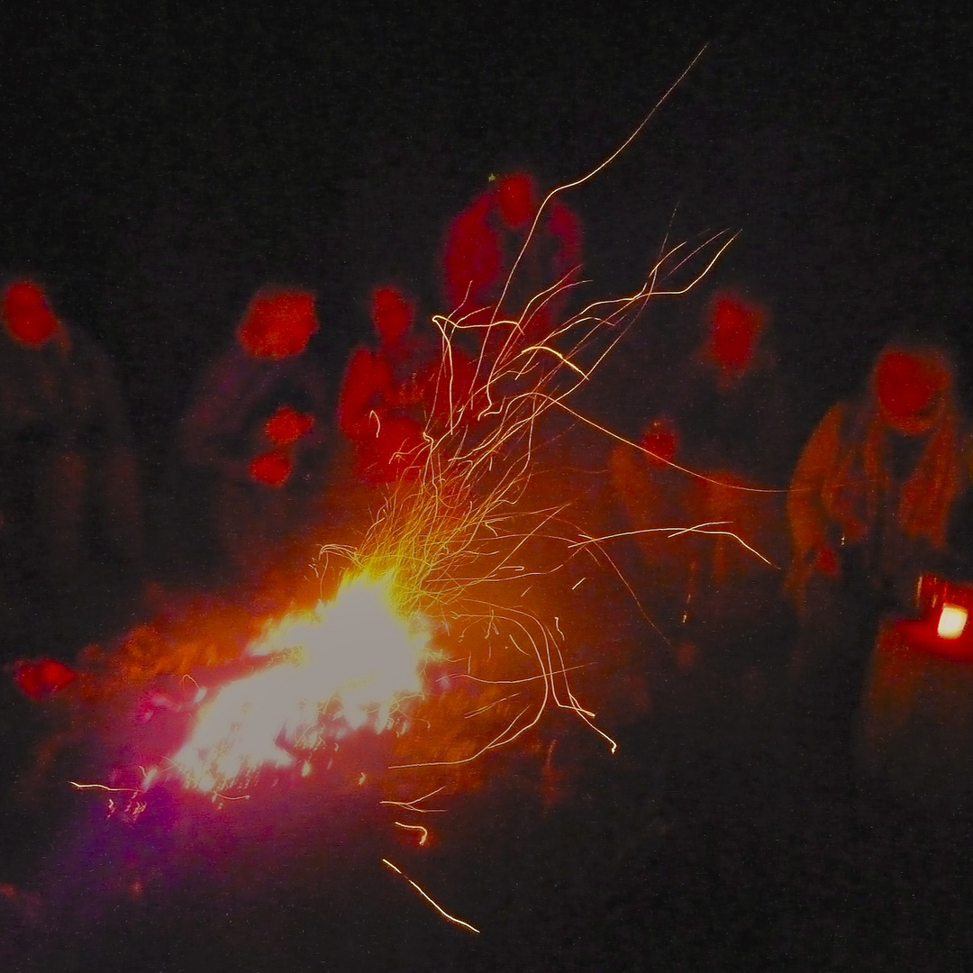 beim Lagerfeuer springen die Funken über ...