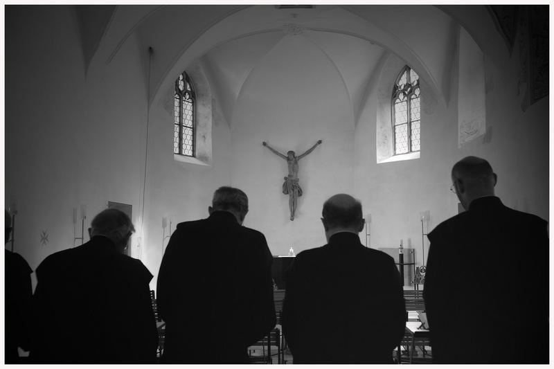 beim Mittagsgebet mit den Mitbrüdern in der Kapelle