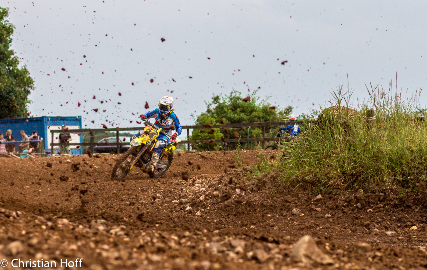 Beim Motocross fliegen so schön die Matschbrocken