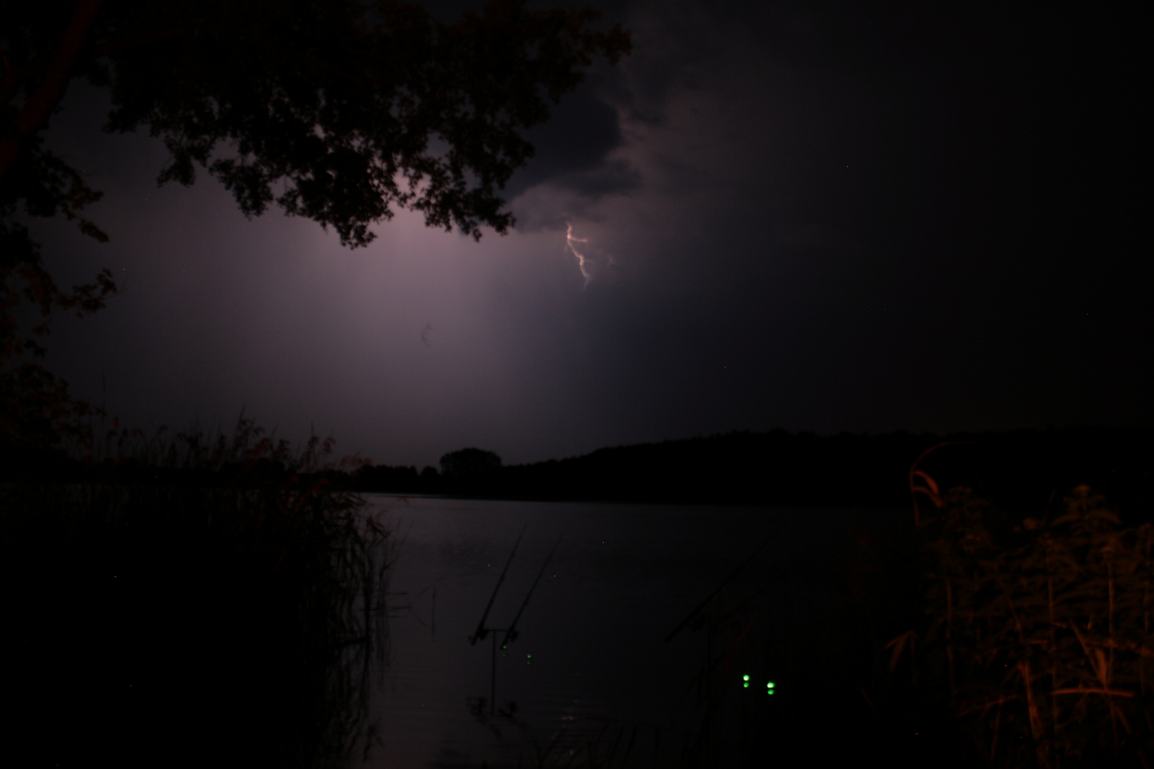 beim nachtangeln vom gewitter überrascht