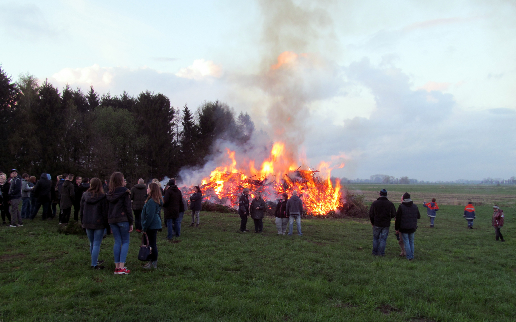 Beim Osterfeuer ...