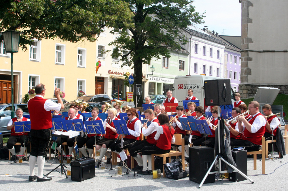 Beim Pfarrfrühschoppen in Litschau