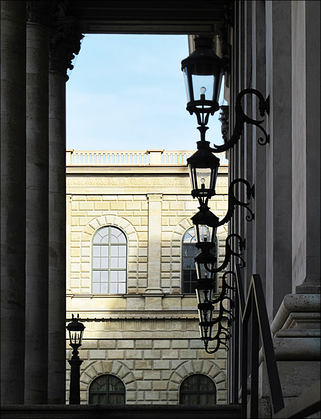 Beim Residenztheater München.