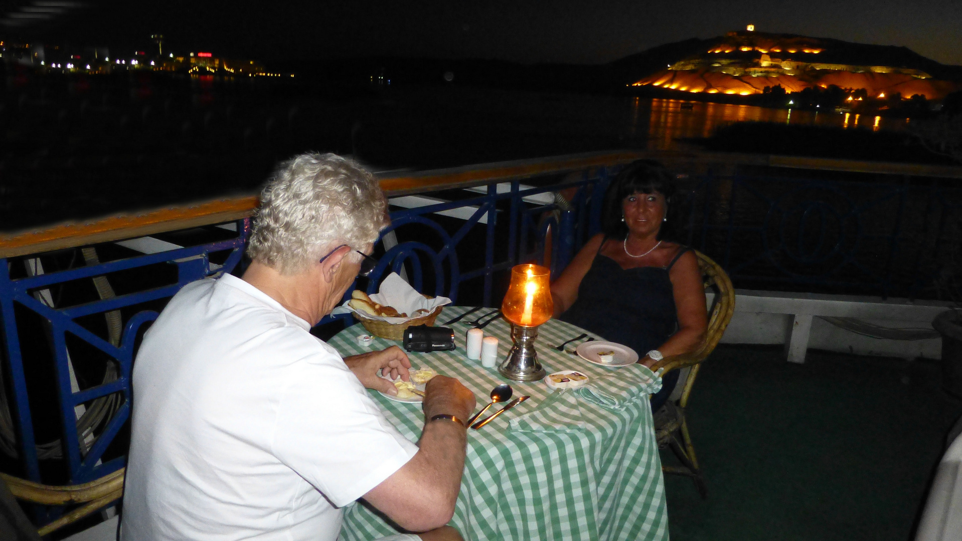 Beim romantischen Diner auf dem Sonnendeck....