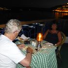 Beim romantischen Diner auf dem Sonnendeck....