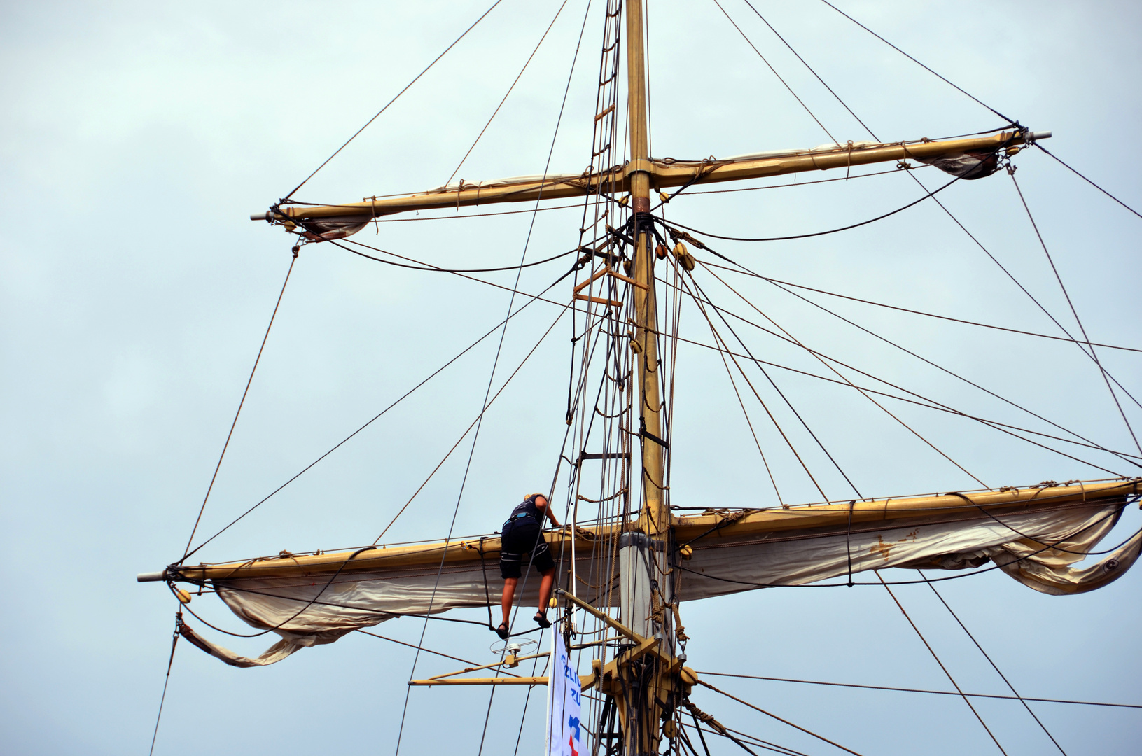 Beim Segelsetzen während der Hanse Sail 2014
