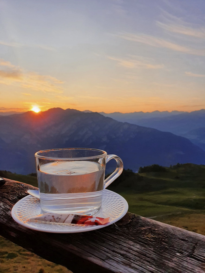 Beim Sonnenaufgang vor der Calandahütte