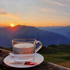 Beim Sonnenaufgang vor der Calandahütte