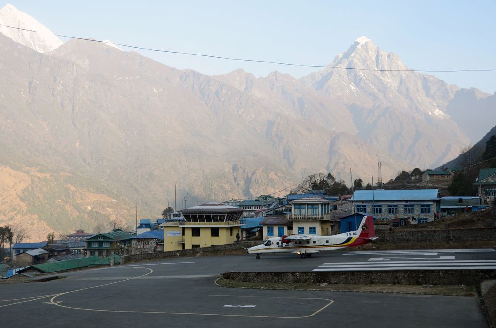 Beim Start vom Tensing-Hillary-Airport in Lukla auf 2800 m Höhe