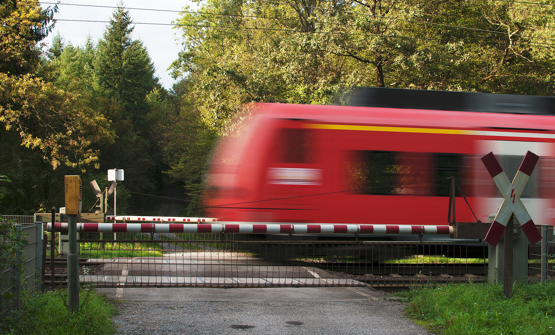 Beim Warten an der Anrufschranke