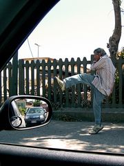 Beim Warten vor der Bahnschranke / Aspettando davanti la barriera del treno