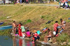 Beim Waschen im Phewa-See in Pokhara