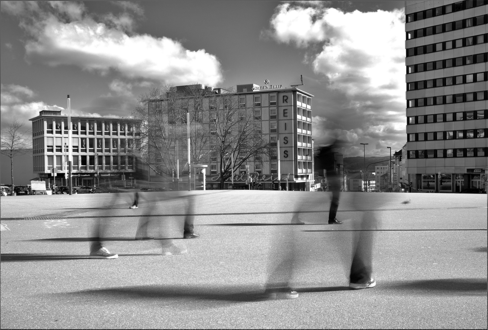 Beine auf dem Bahnhofsvorplatz