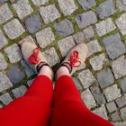 Beine eines Teenagers mit roter Strumpfhose