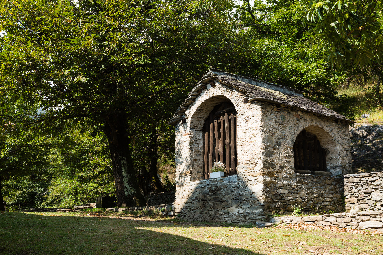 Beinhaus bei der romanischen Kirche San Bernado