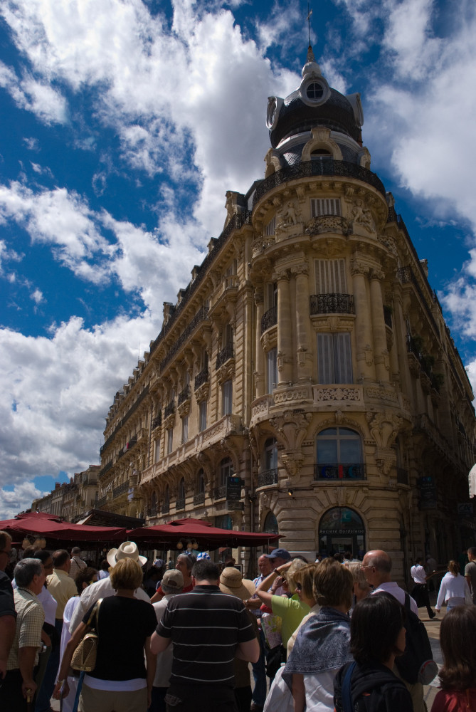 bel après-midi sur la place de la comédie