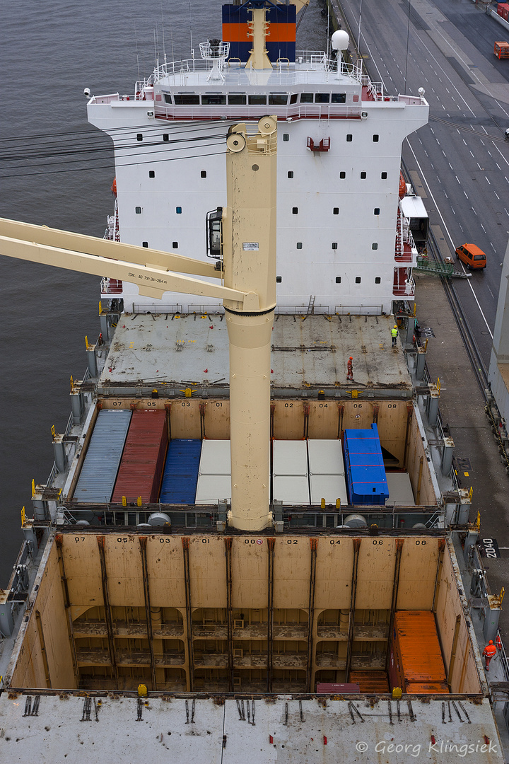 Beladung eines Feederschiffes mit Containern