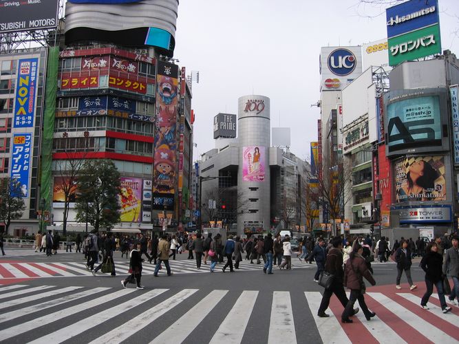 Belebte Kreuzung im Viertel Shibuya in Tokio