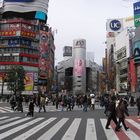 Belebte Kreuzung im Viertel Shibuya in Tokio