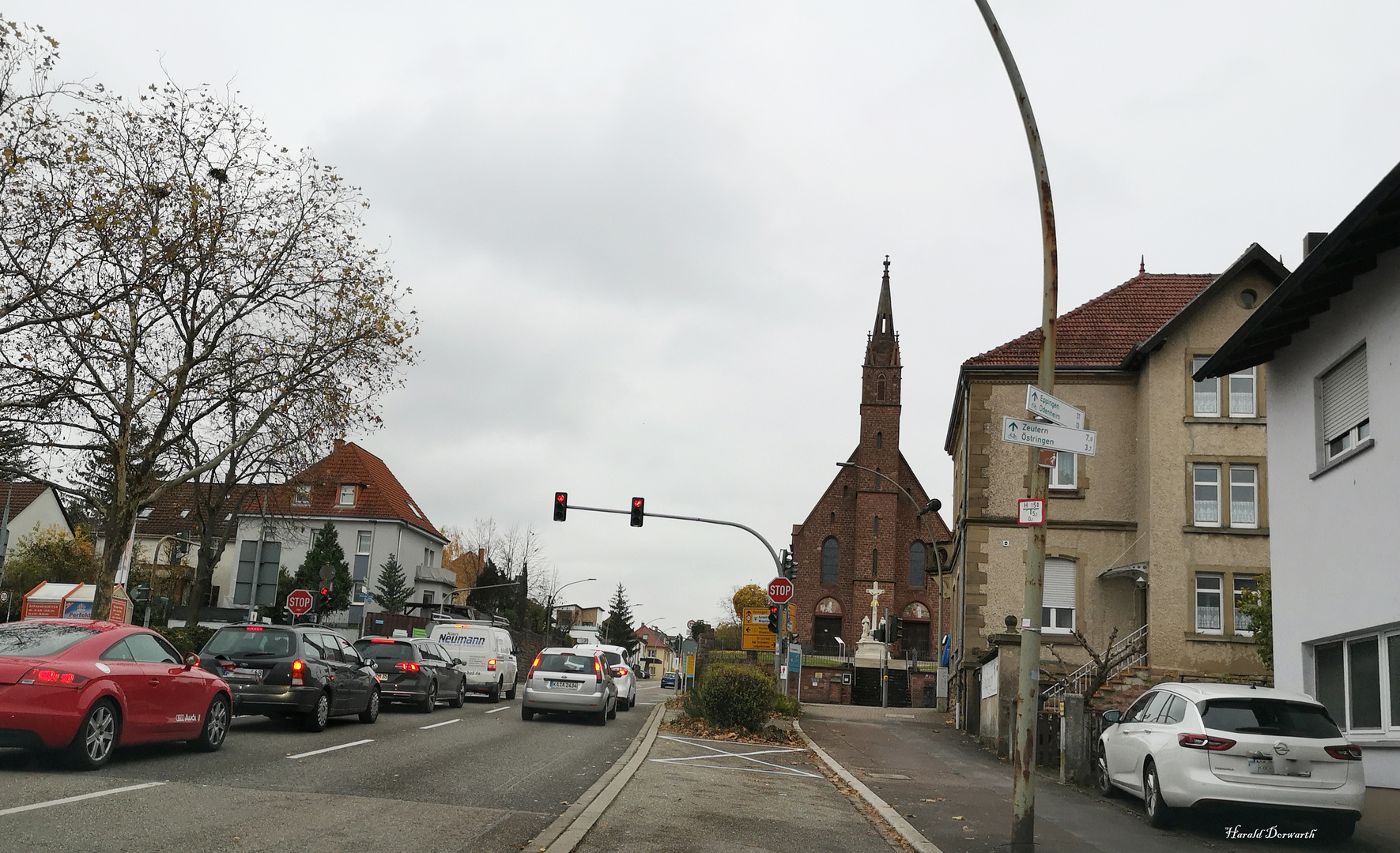 Belebte Kreuzung in Mingolsheim