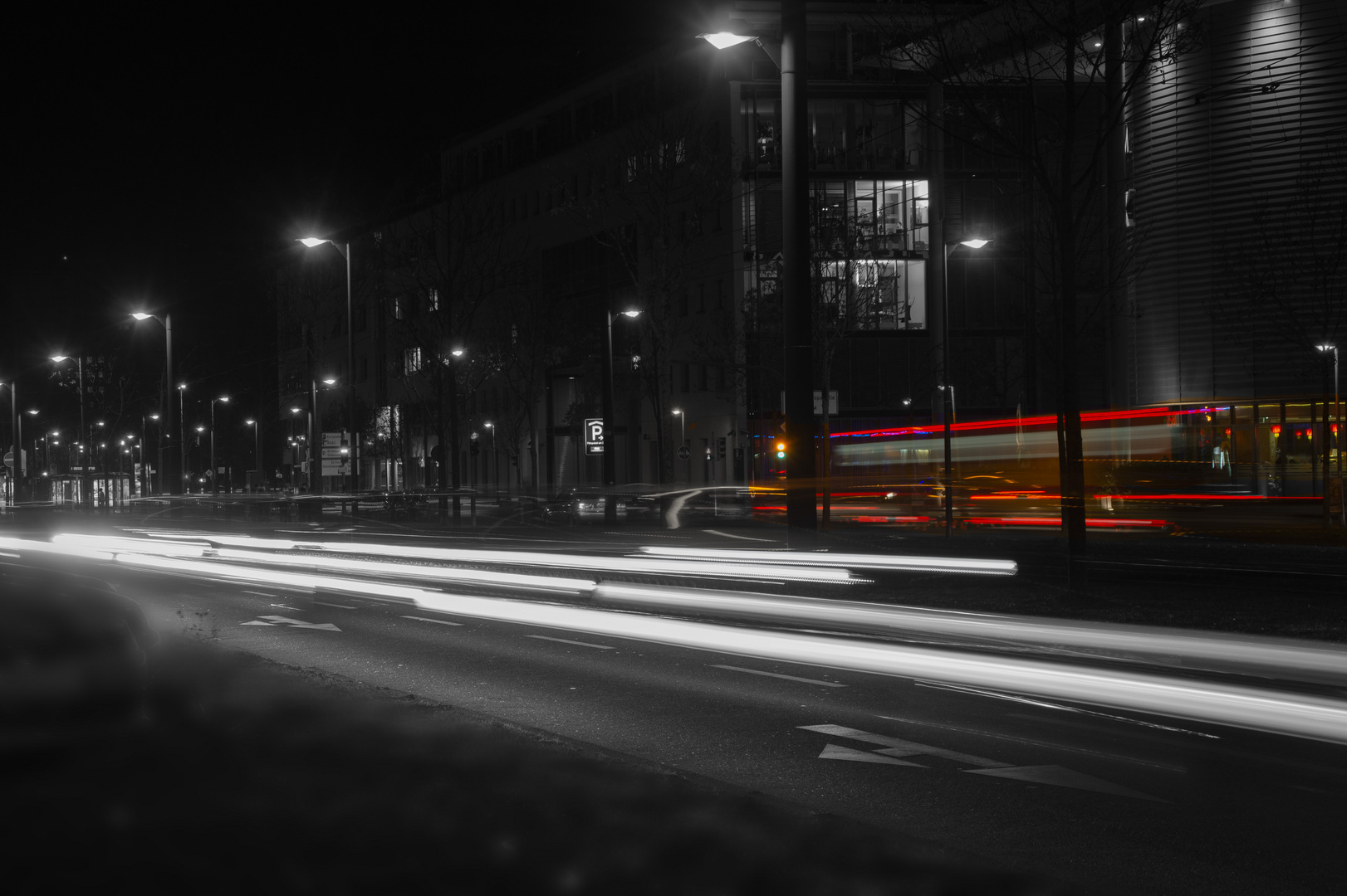 Belebte Straße bei Nacht...... 