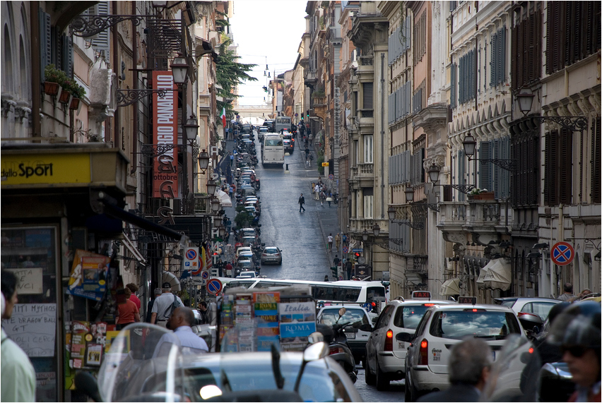 Belebte Strasse in Rom