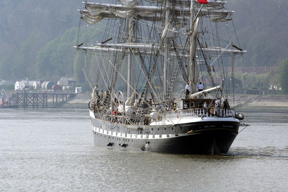 BELEM manoeuvre devant Caudebec en Caux où il va accoster