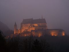 Beleuchtet und im Nebel