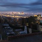 Beleuchtete Altstadt von Florenz mit einem Friedhof im Vordergrund