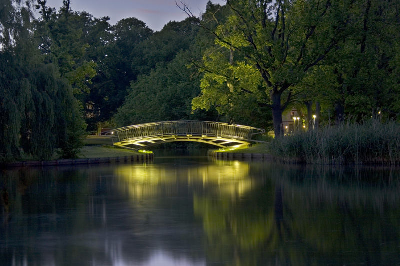 Beleuchtete Brücke