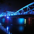 Beleuchtete Brücke bei Nacht