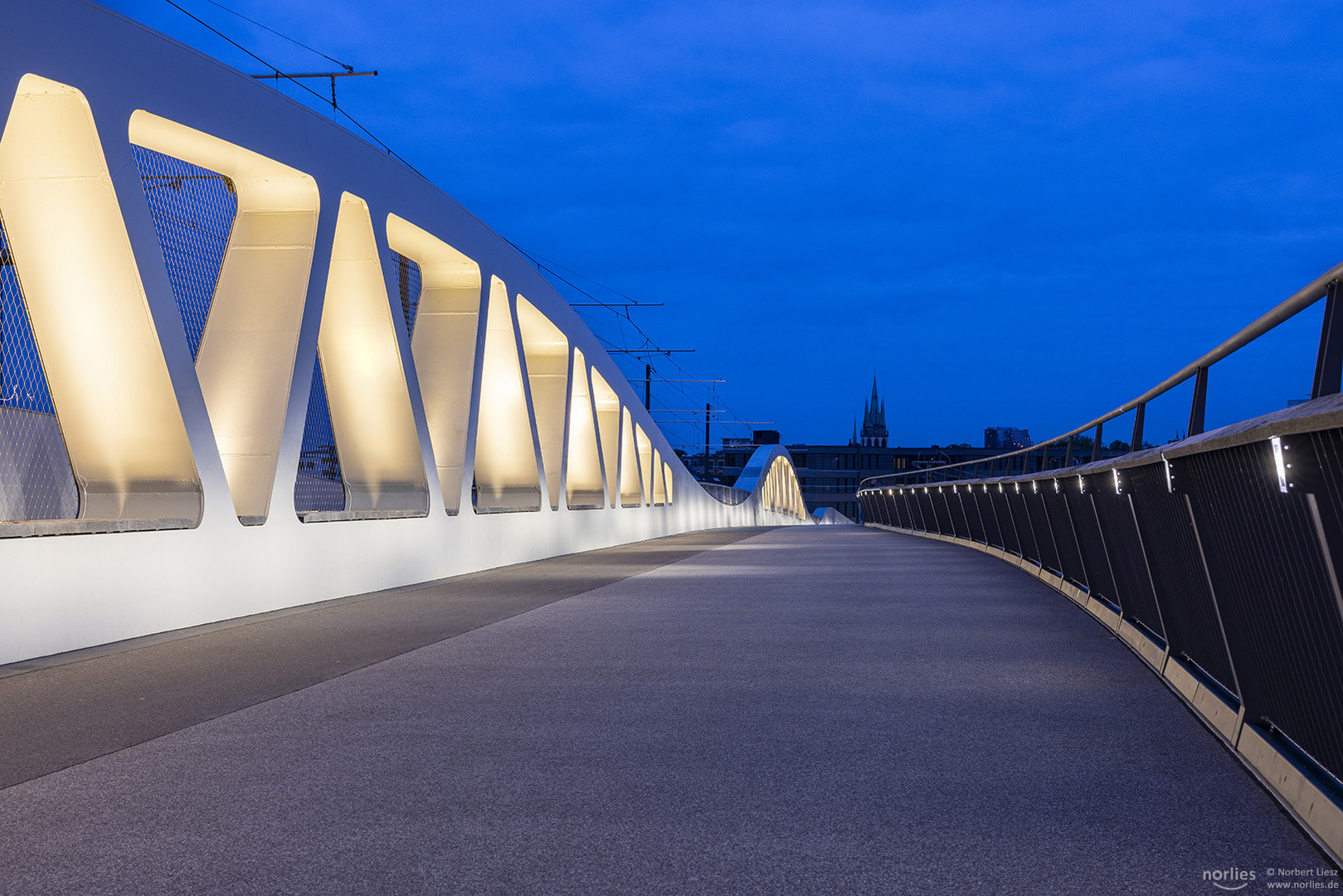 Beleuchtete Brücke Ulm