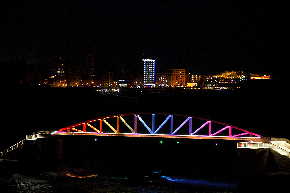 Beleuchtete Brücke von Malta